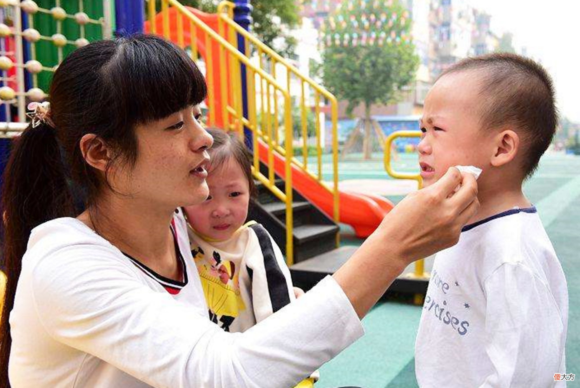 幼儿园宝宝拉裤子，老师的日常操作却遭质疑：凭啥扔掉我娃内裤