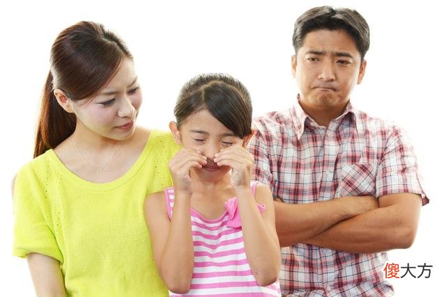 孩子被家长打后的反应，其中2种是孩子在“求救”，家长及时收手