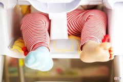 宝宝喜欢脱鞋袜和衣物，原因不简单，关键是如何引导他穿回去？