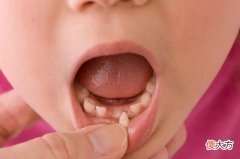 孩子退掉的乳牙，父母不要乱扔，关键时刻能救孩子一命