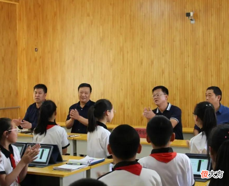 学生遭到校园暴力时，家长要做出正确反应，最好教会孩子4件事
