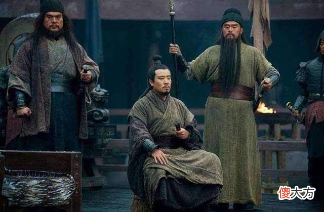【爱历史】关羽的真正兵器并非青龙偃月刀，陈寿在写关公斩颜良时一个字露出答案