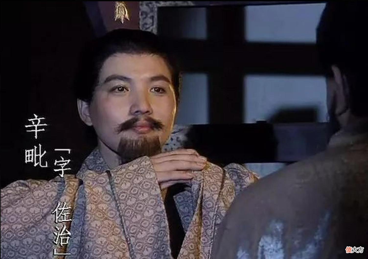 【爱历史】曹丕成为太子。抱着辛毗的脖子欢呼雀跃：辛君啊，你知道我有多高兴啊。辛毗表面上也欣喜道贺，回家以后却在
