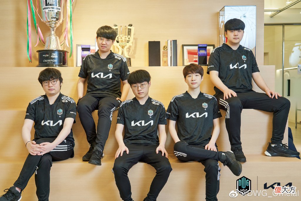 【游戏世界】新鲜毒奶！外媒更新LOL战队排行榜：RNG超DK成世界第一