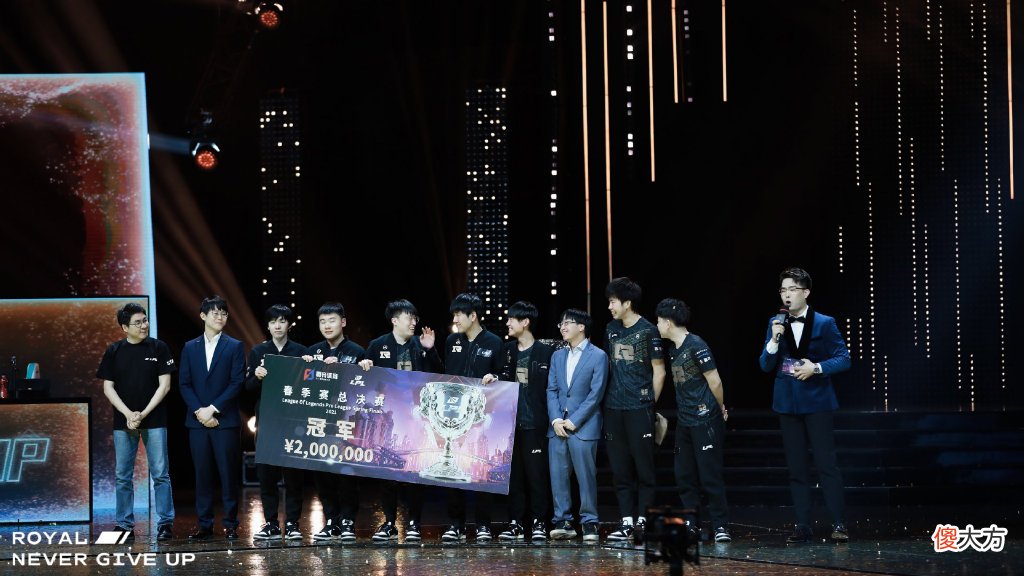 【游戏世界】新鲜毒奶！外媒更新LOL战队排行榜：RNG超DK成世界第一