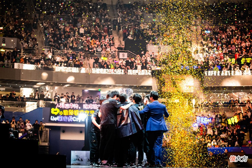 【游戏世界】新鲜毒奶！外媒更新LOL战队排行榜：RNG超DK成世界第一