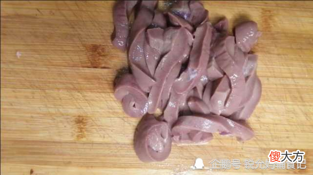 宝宝要补铁吗？妈妈试试辅食做这款猪腰汤，宝宝：这个汤好喝
