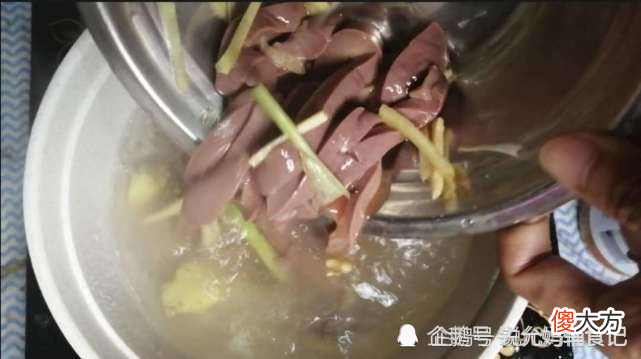 宝宝要补铁吗？妈妈试试辅食做这款猪腰汤，宝宝：这个汤好喝