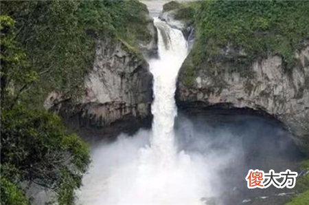厄瓜多尔现神秘“天坑”,坑中东西让人害怕,科学家也无法解释