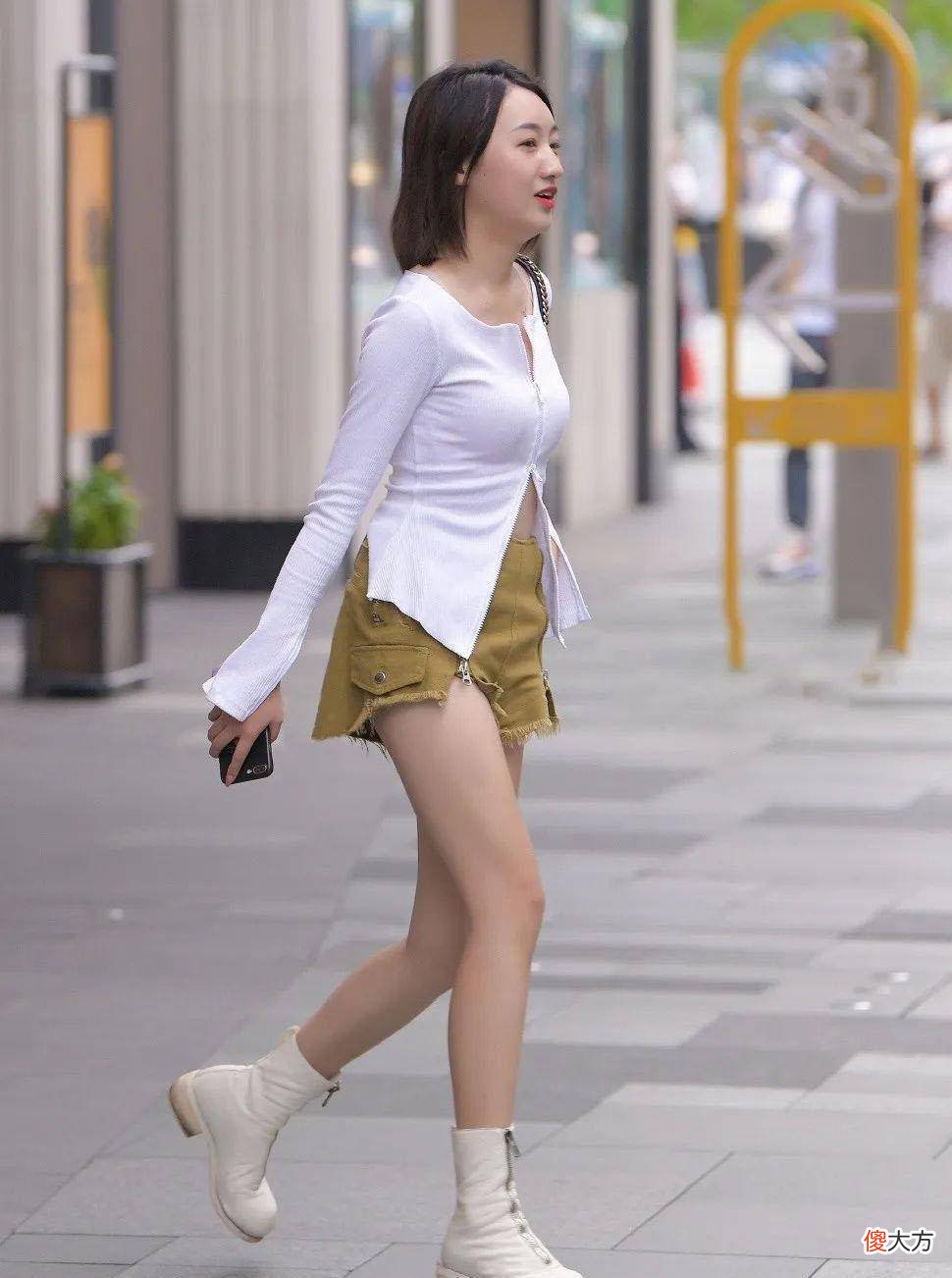 【时尚一点】简约的白色上衣+牛仔裤穿起来格外凸显高挑身姿