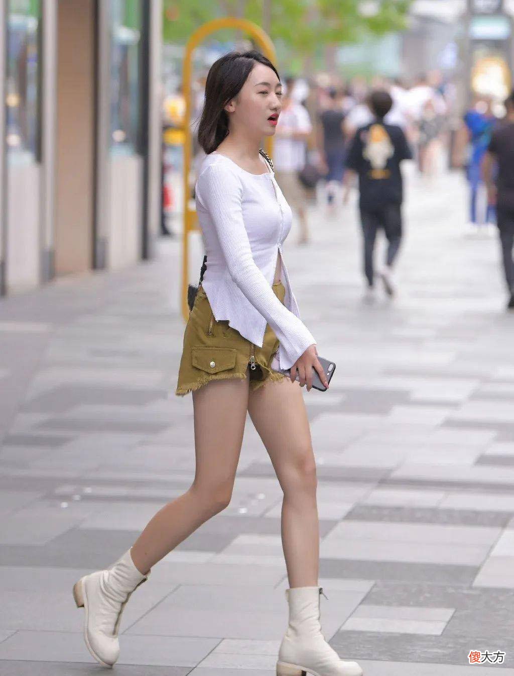 【时尚一点】简约的白色上衣+牛仔裤穿起来格外凸显高挑身姿