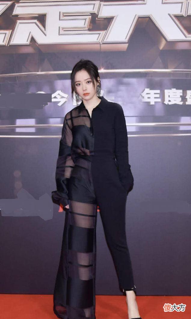 【就爱时尚】张靓颖真不愧是气质女神，扎发造型搭配黑色look魅力十足