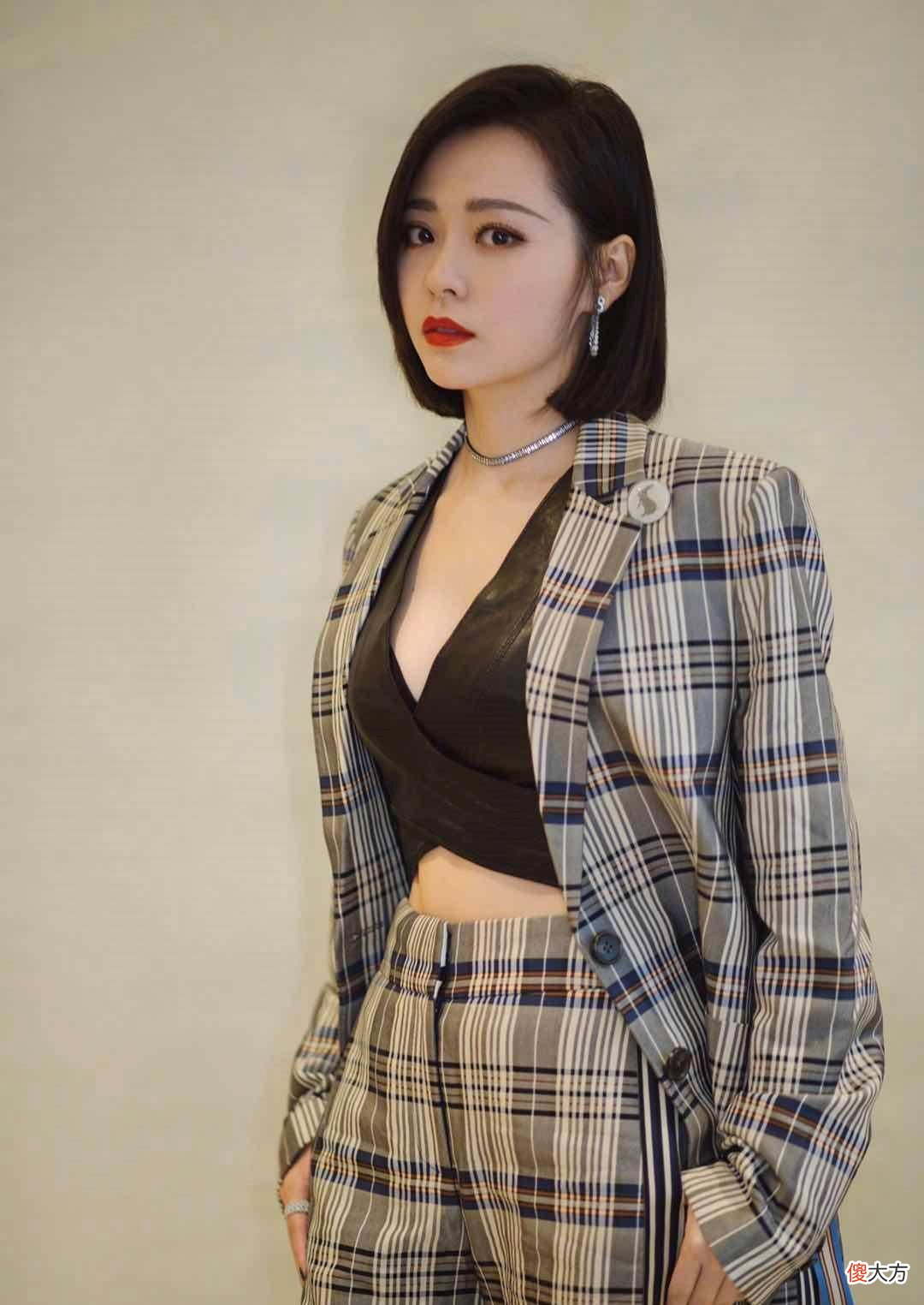 【就爱时尚】张靓颖真不愧是气质女神，扎发造型搭配黑色look魅力十足