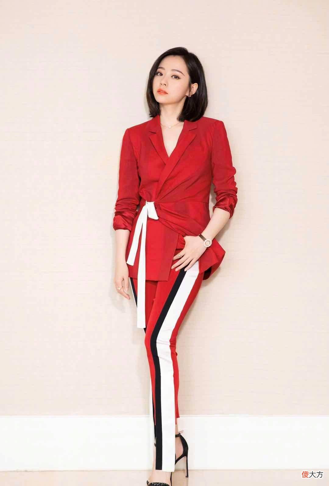 【就爱时尚】张靓颖真不愧是气质女神，扎发造型搭配黑色look魅力十足
