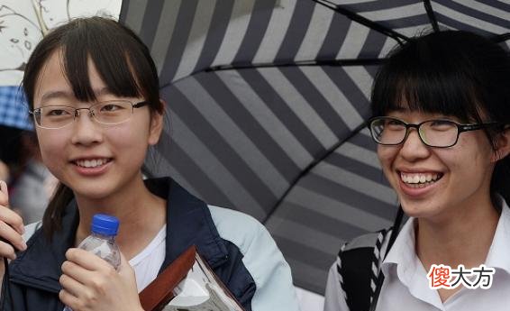 “你家孩子考多少分，班里第几名”父母的攀比正在毁掉孩子的前程