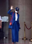【就爱时尚】35岁戚薇身材美丽如18岁，穿蓝色西服干练时髦，御姐范十足