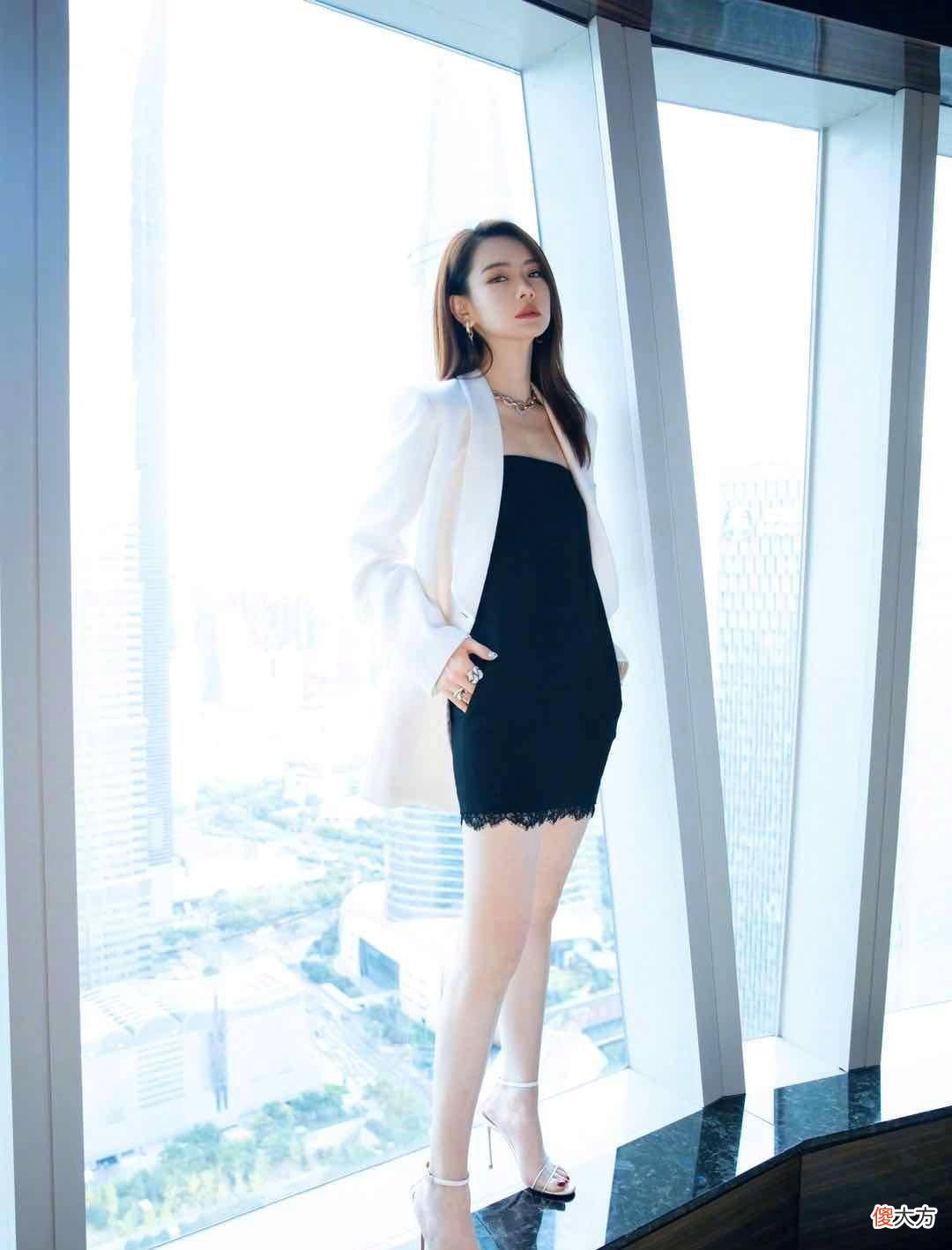 【就爱时尚】35岁戚薇身材美丽如18岁，穿蓝色西服干练时髦，御姐范十足