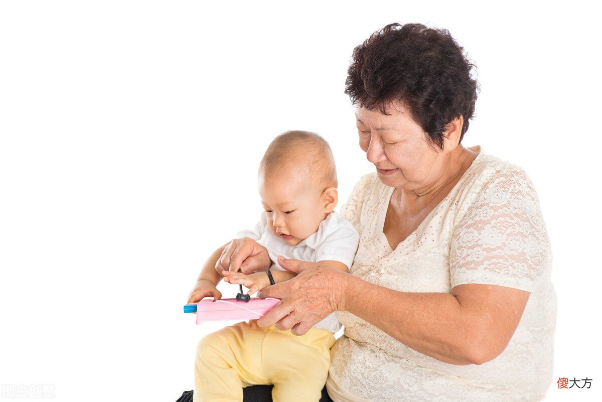 “千万别让姥姥带娃”一位女儿的后悔，说透了老人带娃的本质