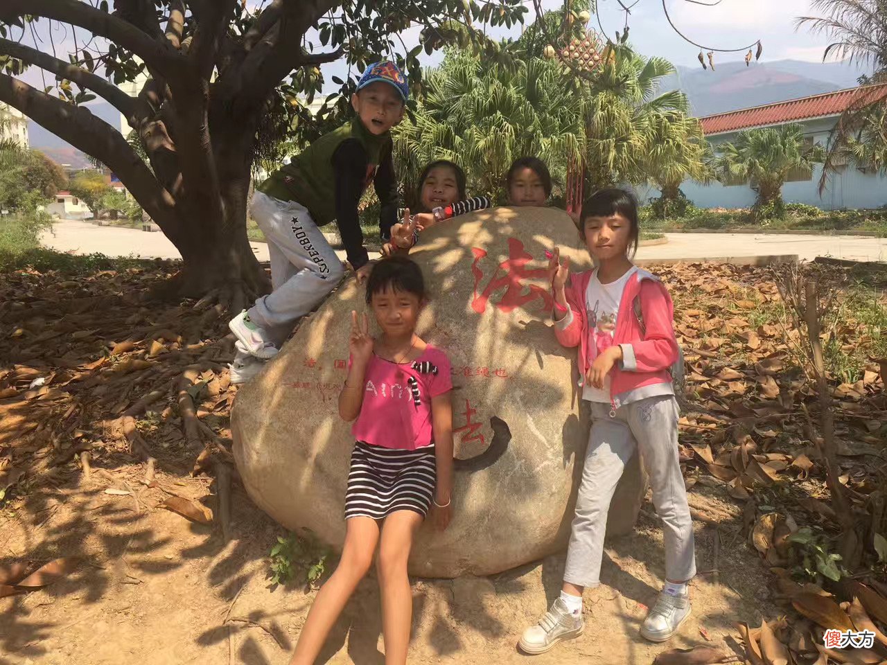 爸爸点燃儿子笔记本：辅导作业管理不好情绪，危害至少有5点！