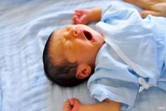 新生儿头上的“白屑结痂”如何去除？四个方法可尝试，切勿冒进