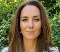 【就爱时尚】凯特王妃戴两条项链，一条是双线串珠金项链