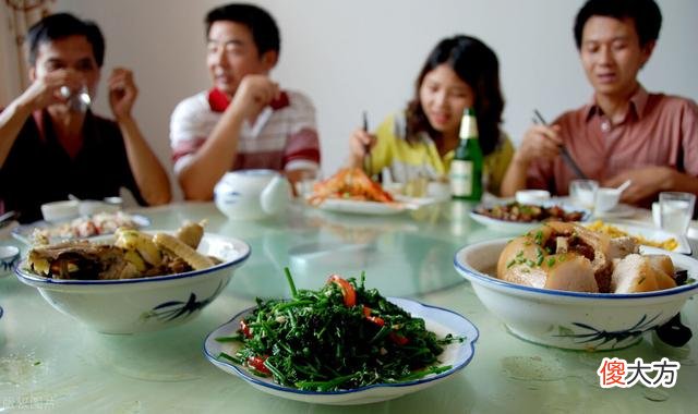 餐桌上有这4种表现的人，被人瞧不起，第4种最恶心