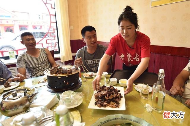 餐桌上有这4种表现的人，被人瞧不起，第4种最恶心