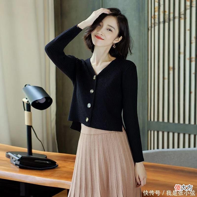 【时尚一点】入秋后火了一种穿法，叫“开衫+七分裙”，40岁女人穿时髦洋气