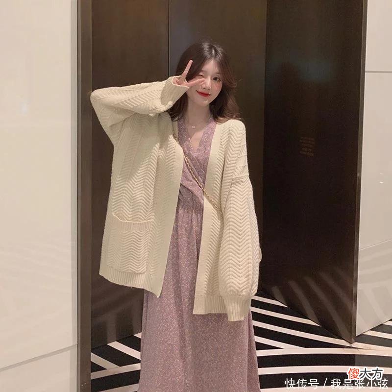 【时尚一点】入秋后火了一种穿法，叫“开衫+七分裙”，40岁女人穿时髦洋气