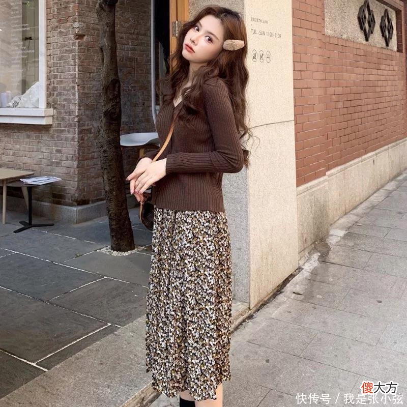 【时尚一点】入秋后火了一种穿法，叫“开衫+七分裙”，40岁女人穿时髦洋气