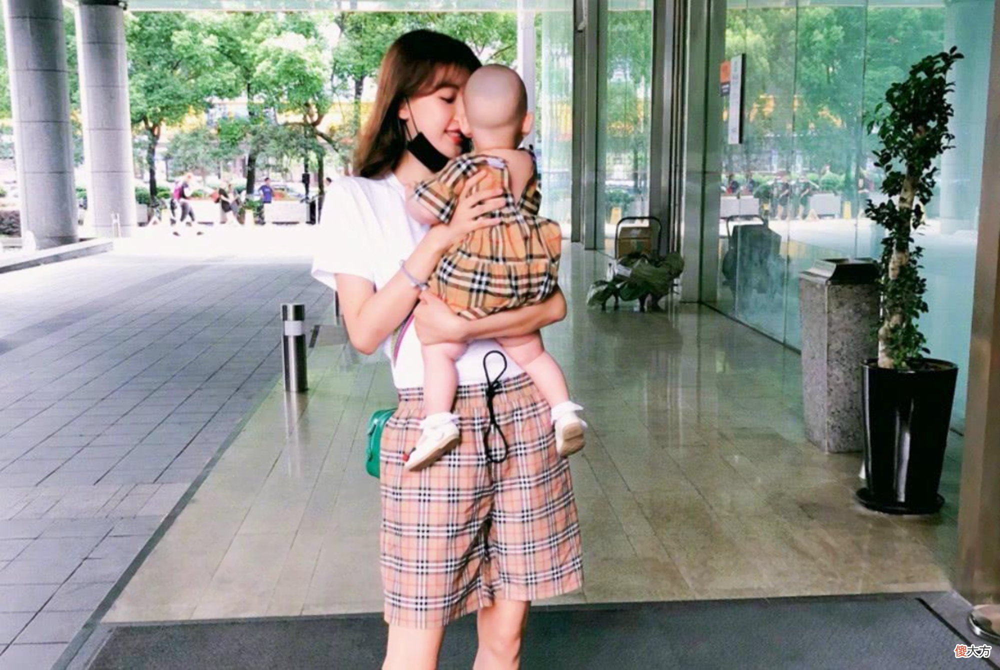 这个年龄段的宝宝，一哭就需要抱，否则容易伤害娃的大脑，别忽视