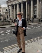 【就爱时尚】被这个“金发博主”美到，穿西装爱搭短裤、颜色爱穿基础，高级