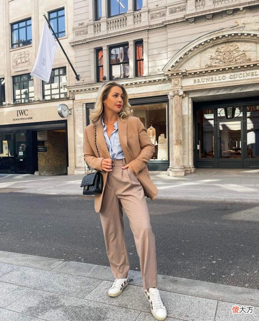 【就爱时尚】被这个“金发博主”美到,穿西装爱搭短裤、颜色爱穿基础,高级