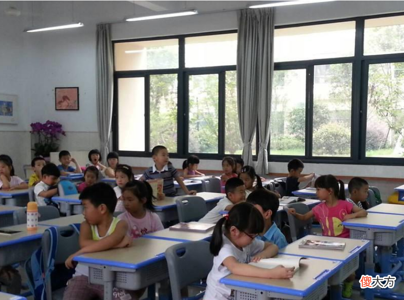 学生胆小怕事，可能是父母的教育方法不正确，平时最好多夸奖孩子