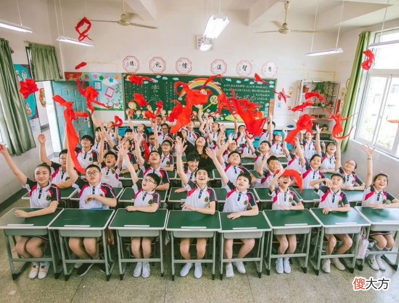 学生胆小怕事，可能是父母的教育方法不正确，平时最好多夸奖孩子