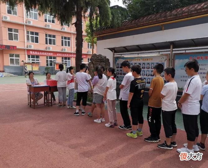 学生胆小怕事，可能是父母的教育方法不正确，平时最好多夸奖孩子