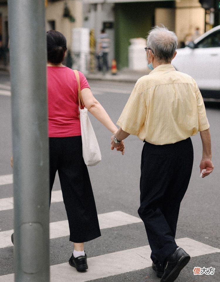 【时尚一点】中国大爷大妈不懂时髦？这群上海老年人的穿搭，气质比年轻人更好