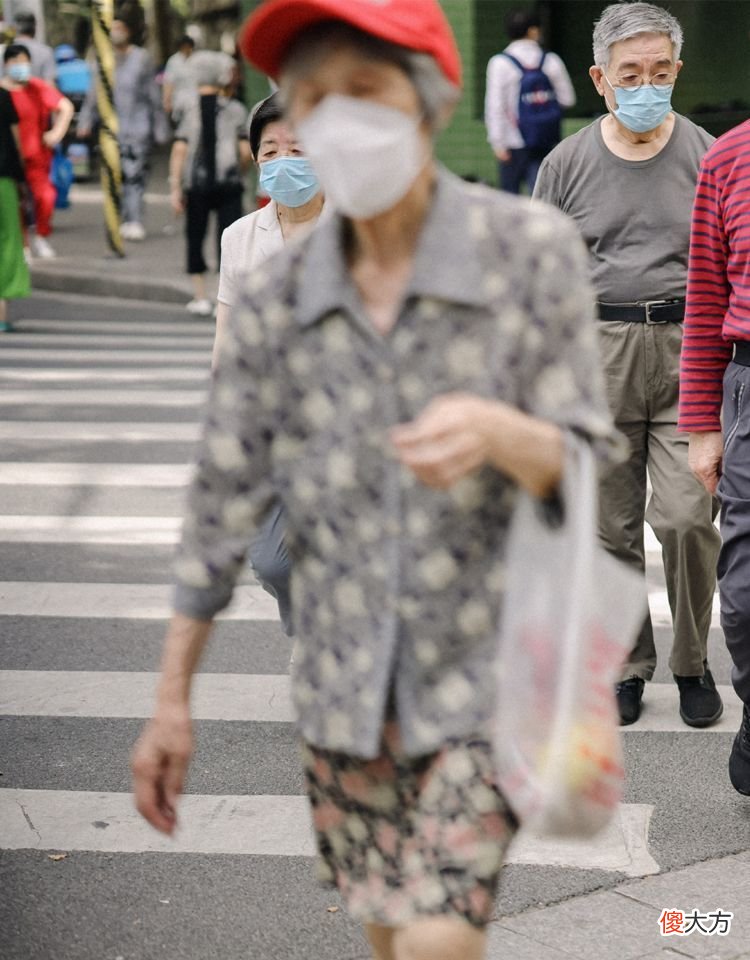 【时尚一点】中国大爷大妈不懂时髦？这群上海老年人的穿搭，气质比年轻人更好