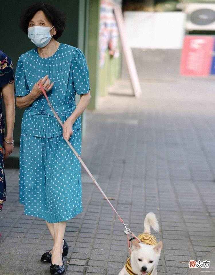 【时尚一点】中国大爷大妈不懂时髦？这群上海老年人的穿搭，气质比年轻人更好