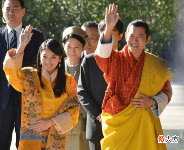 【历史故事】30岁不丹王后：迎接印度总理莫迪露齿笑真迷人，穿正黄艳压纪子妃