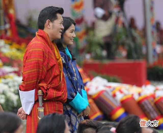 【历史故事】30岁不丹王后：迎接印度总理莫迪露齿笑真迷人，穿正黄艳压纪子妃