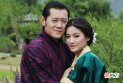 【历史故事】30岁不丹王后：迎接印度总理莫迪露齿笑真迷人，穿正黄艳压纪子妃