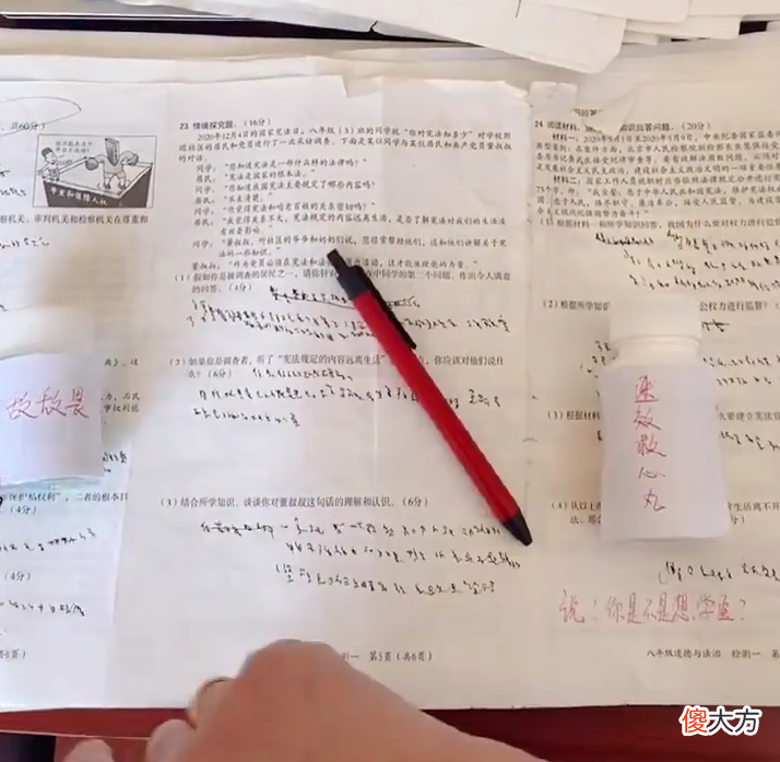 初中生自创“狂草”字体，老师气到扔笔：想送分都送不出去