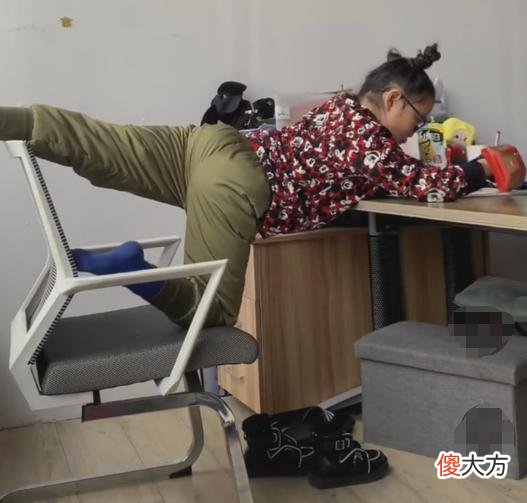 “你咋不上天呢？”小学生写作业“十八般武艺”，家长：我家同款