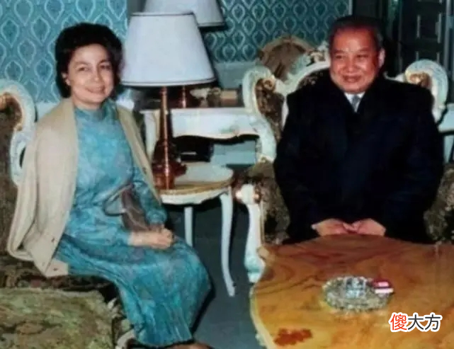 【历史故事】柬埔寨国王谈19次恋爱结6次婚，为莫尼列放弃后宫，只爱她一人