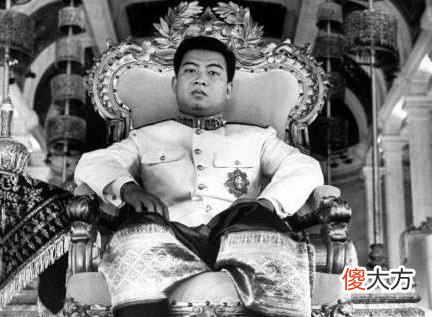 【历史故事】柬埔寨国王谈19次恋爱结6次婚，为莫尼列放弃后宫，只爱她一人