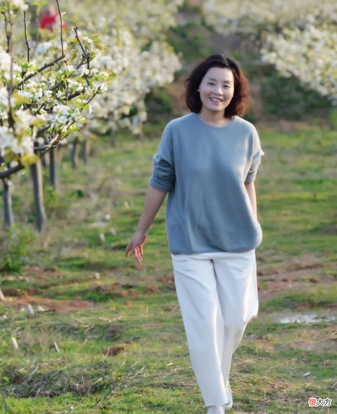 【就爱时尚】上年纪的女人,衣服“在精不在多”!秋天有这3件就够了,很百搭