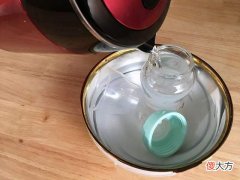 清洗奶瓶时，用开水烫就能消毒？宝妈可别太省事，这样做没多大用