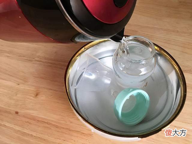 清洗奶瓶时，用开水烫就能消毒？宝妈可别太省事，这样做没多大用