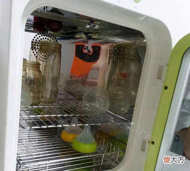 清洗奶瓶时，用开水烫就能消毒？宝妈可别太省事，这样做没多大用